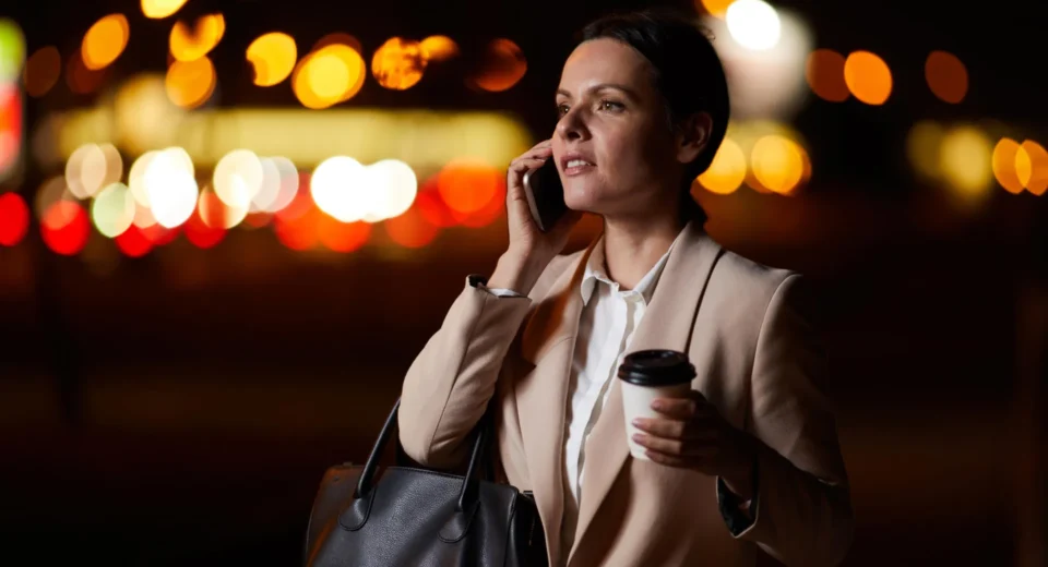 O café à noite pode aumentar comportamentos de risco, especialmente em mulheres