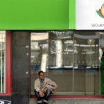 Amadora Celebra Abril e Homenageia Mário Soares com Diorama de VHILS