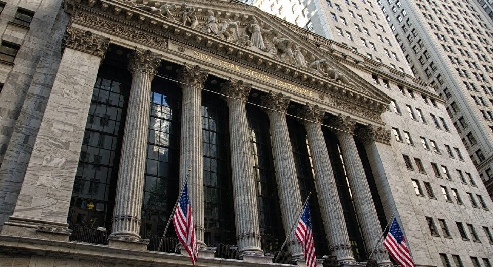 Wall Street encerra semana em alta com Intel disparando 10%