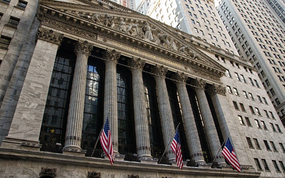 Wall Street encerra semana em alta com Intel disparando 10%