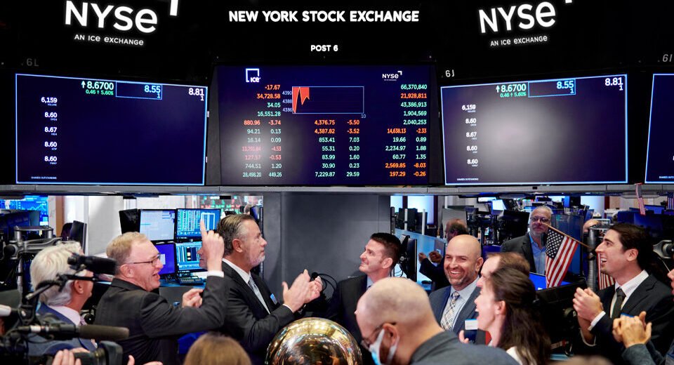 Wall Street Fecha em Terreno Negativo com Alertas de Sobrevalorização das Ações