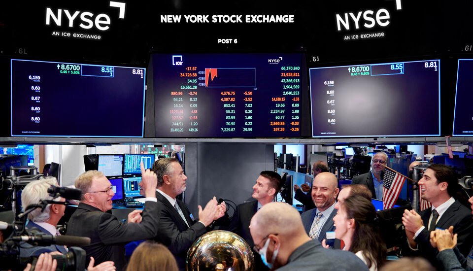 Wall Street Fecha em Terreno Negativo com Alertas de Sobrevalorização das Ações