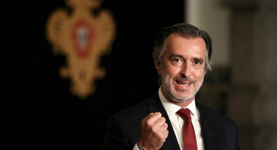 Cotrim determinado a superar "ideias retrógradas" do Chega e evita comentar cartazes de Ventura