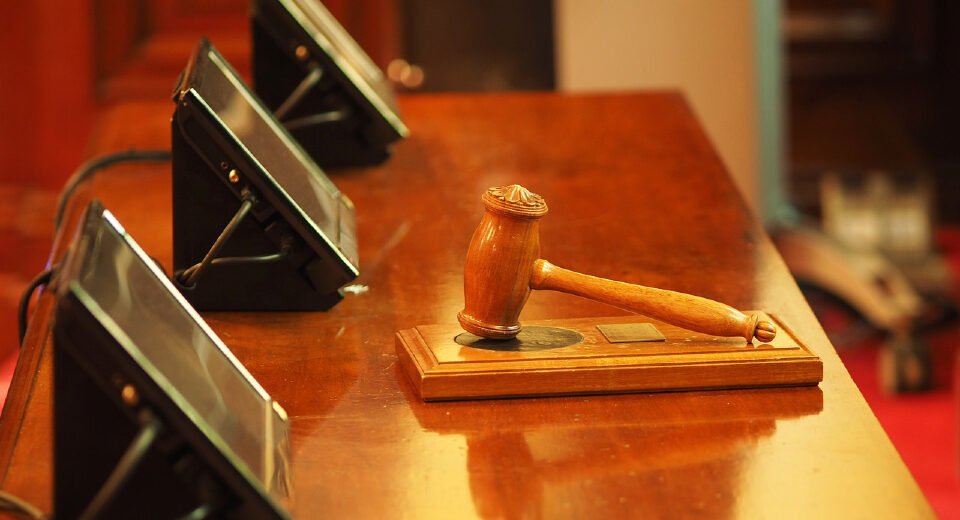 Manifesto dos 50 denuncia agravamento da Justiça mais de um ano após apelo e clama por ação política